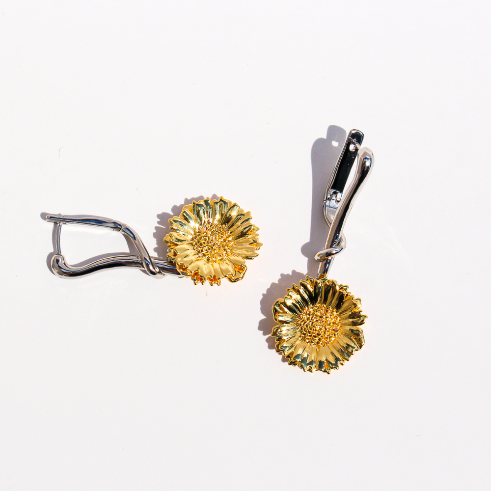 Elegant Daisy Art Embossed Bracelet And Earring Set For Women Golden 3D Petal Design Holiday Fashion Jewelry Accessories