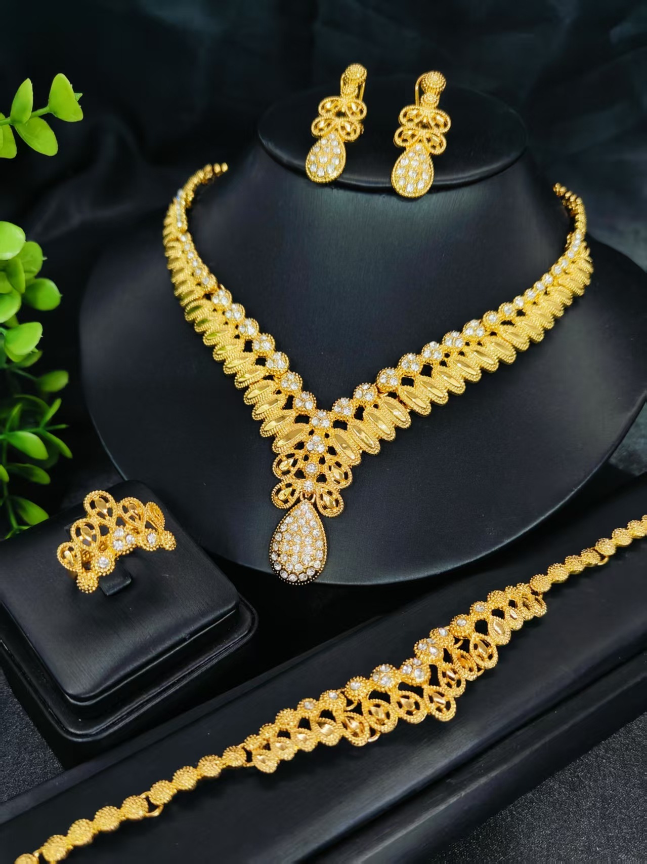 Middle East Dubai Jewelry Set Vietnam Bride Wedding Accessories Necklace Bracelet Earrings Ring Four Piece Set Floral Design