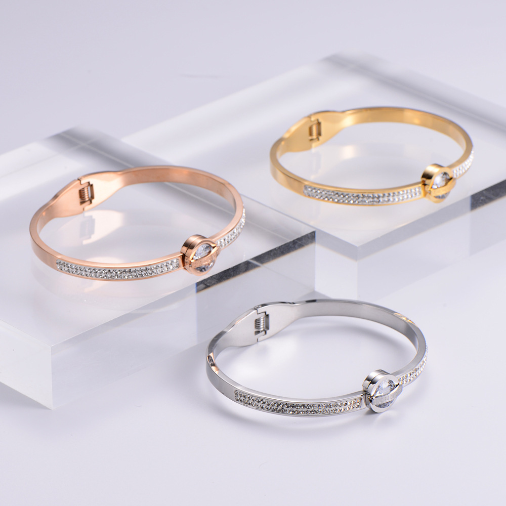 PVD Coated 18K Gold Plated Heart Stainless Steel Simple Style Waterproof Non Tarnish