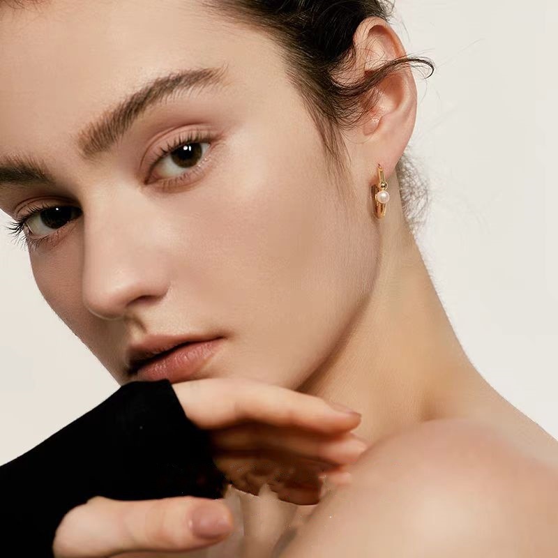 Elegant Simple Pearl Women's Earrings Fashionable High-End Design Sensation Versatile Clip-On Jewelry Accessories