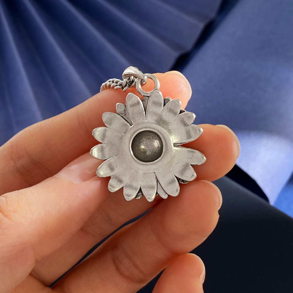 Fashion Vintage Silver Daisy Retro Necklace  INS Simple Versatile Collarbone Chain Unisex Accessories  Full Diamond Inlaid Yellow Diamond Daisy Flower Pendant Necklace