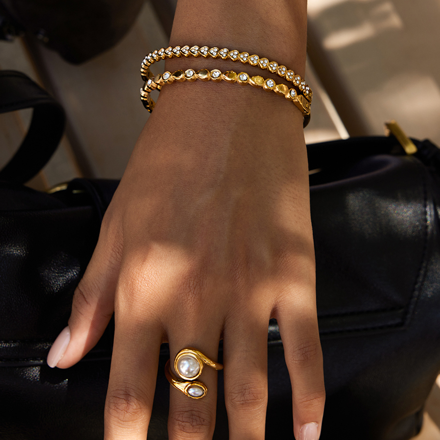 Ladies Classic Style 18K Gold Stainless Steel Bracelet With Round White Diamond Waterdrop Design Vacuum Plated Real Gold