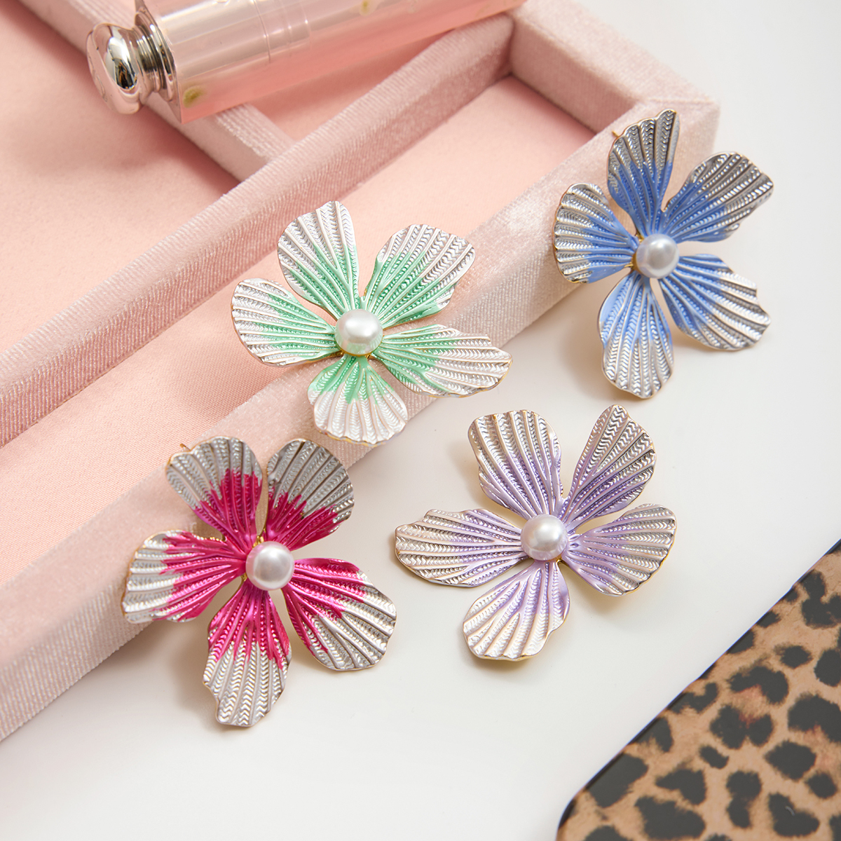 Women's Sweet Romantic Style Acrylic Pearl Flower Earrings Stainless Steel 18K Gold Plated Vacuum Earrings Pair