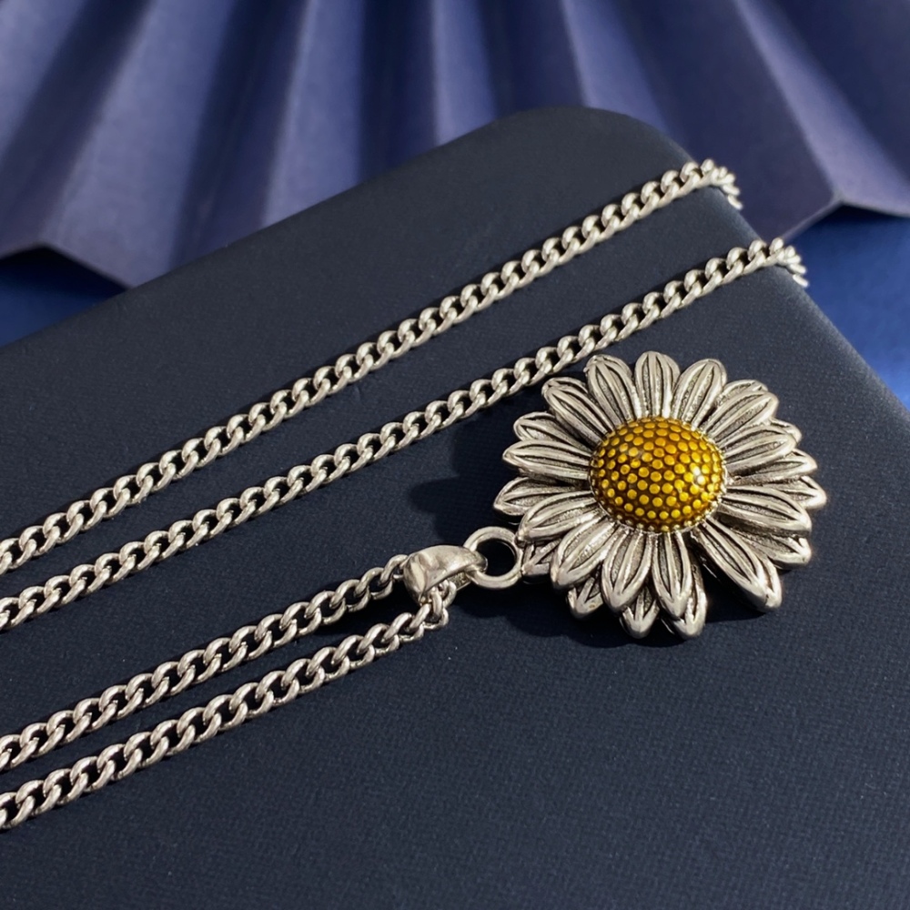 Fashion Vintage Silver Daisy Retro Necklace  INS Simple Versatile Collarbone Chain Unisex Accessories  Full Diamond Inlaid Yellow Diamond Daisy Flower Pendant Necklace