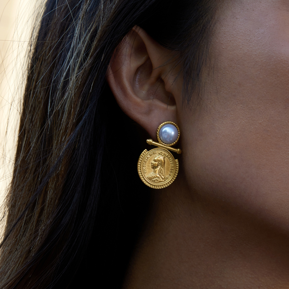 Women's Classic 18K Gold 304 Stainless Steel Resin Pearl Coin Portrait Earrings Fashion Jewelry Accessories Pair