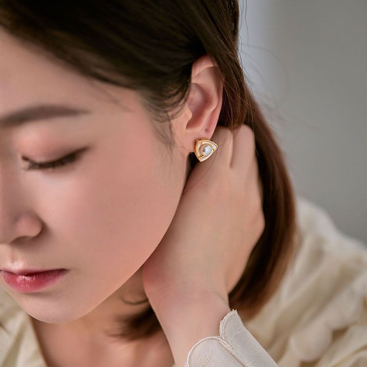 Elegant French Romantic Pearl Earrings Women's Enamel Jewelry Geometric Pattern Vintage Style Triangle Design Copper Material