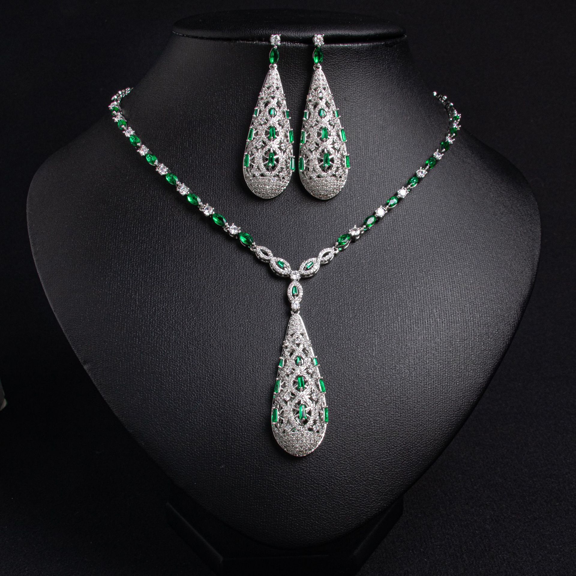 Fashionable Hollow Out Red Ruby Jewelry Set Classic Style Necklace And Earrings Two Piece Set Luxury Aesthetic Copper Zirconia