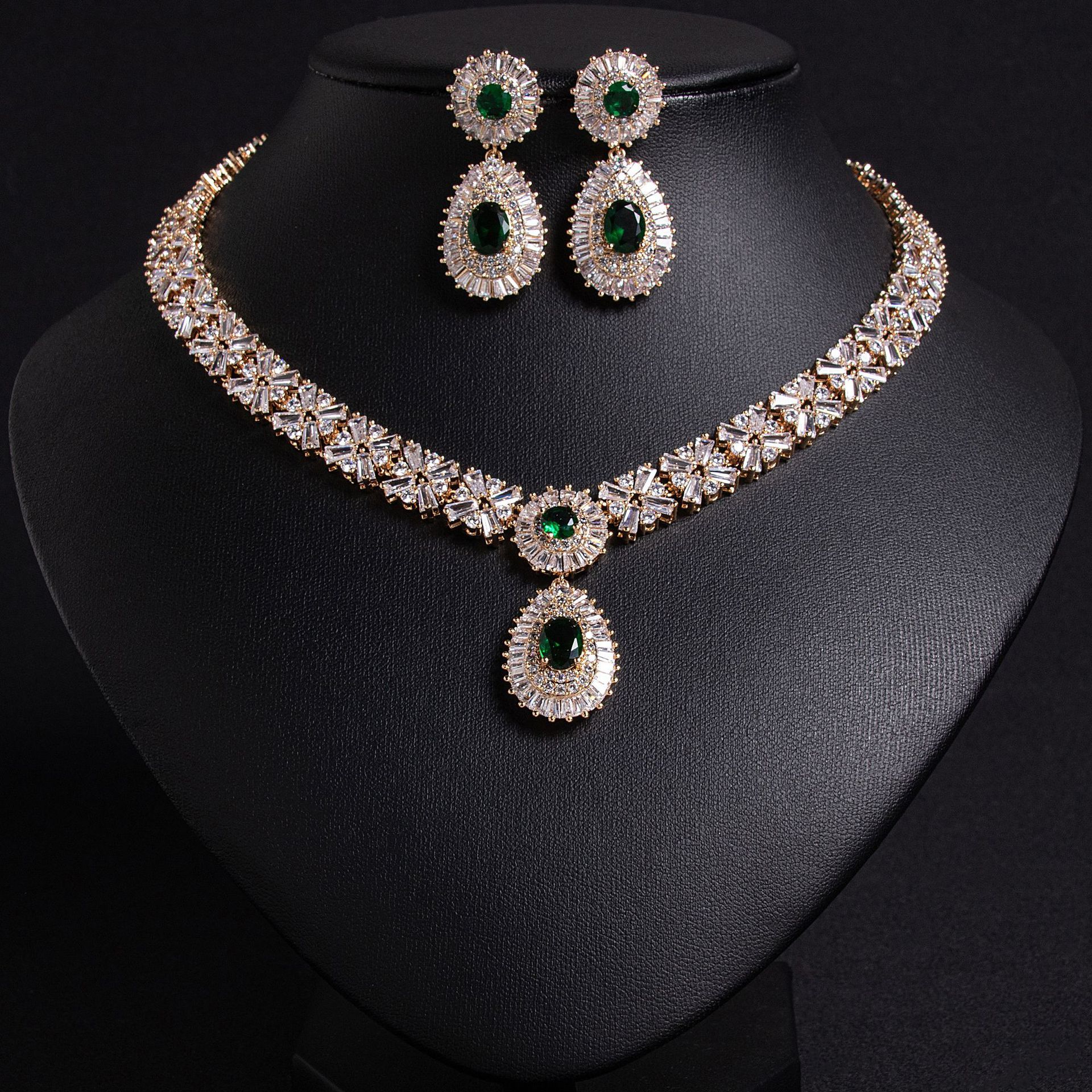 Classic 3A Zircon Waterdrop Pendant Necklace And Clip-On Earrings Jewelry Set Bridal Set Luxury Style Copper Material Women