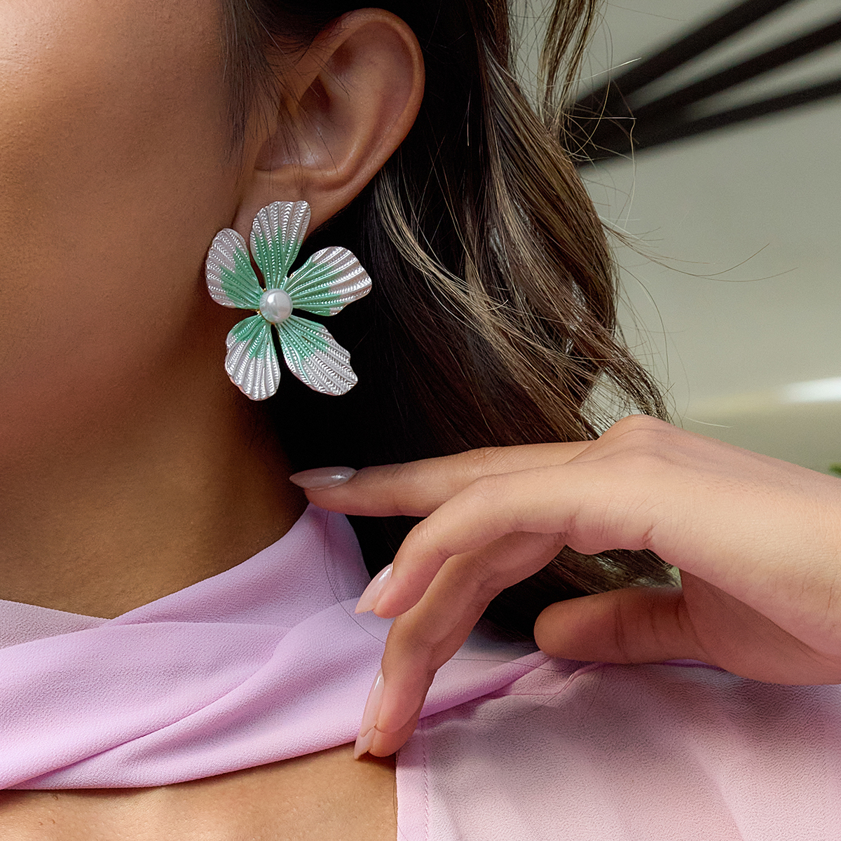 Women's Sweet Romantic Style Acrylic Pearl Flower Earrings Stainless Steel 18K Gold Plated Vacuum Earrings Pair