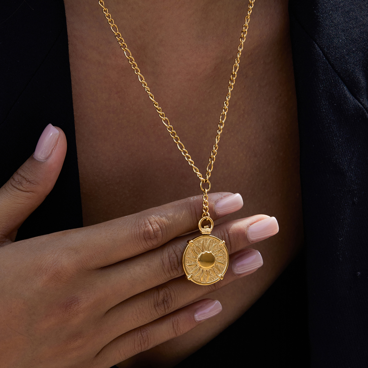 Designer Ladies Classic Style Coin Pendant Necklace 18K Gold Stainless Steel Dual Color Hard Coin Sun Hammer Pattern 50+5cm
