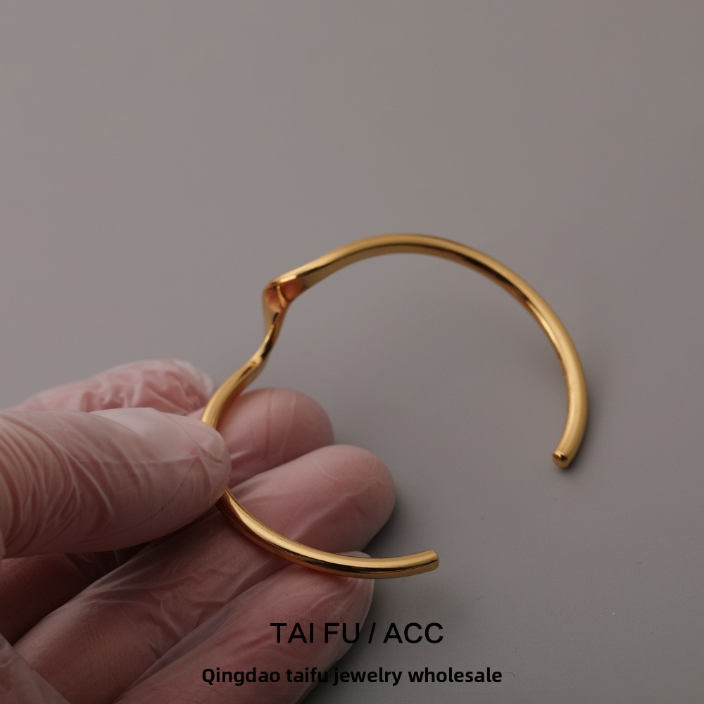 Elegant Minimalist Wave Curve Open Bracelet Women's Hand Highlighting Fashionable OL Style Gold Plated Copper Jewelry