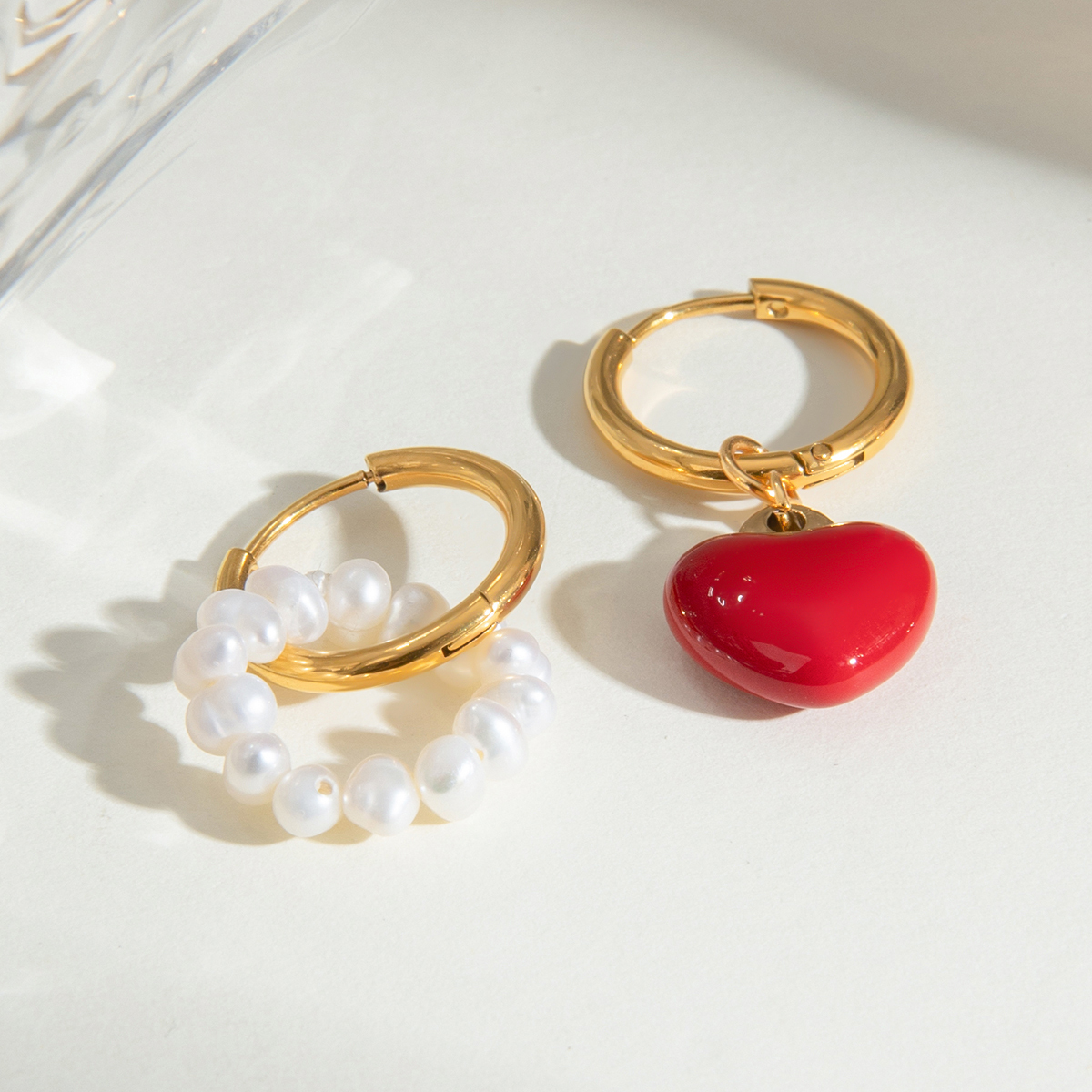 1 Pair Simple Style Classic Style Heart Shape Asymmetrical Enamel Pearl 304 Stainless Steel PVD Coated 18K Real Gold Plated Women's Red Charm Sleeper Hoop Earrings Drop Earrings