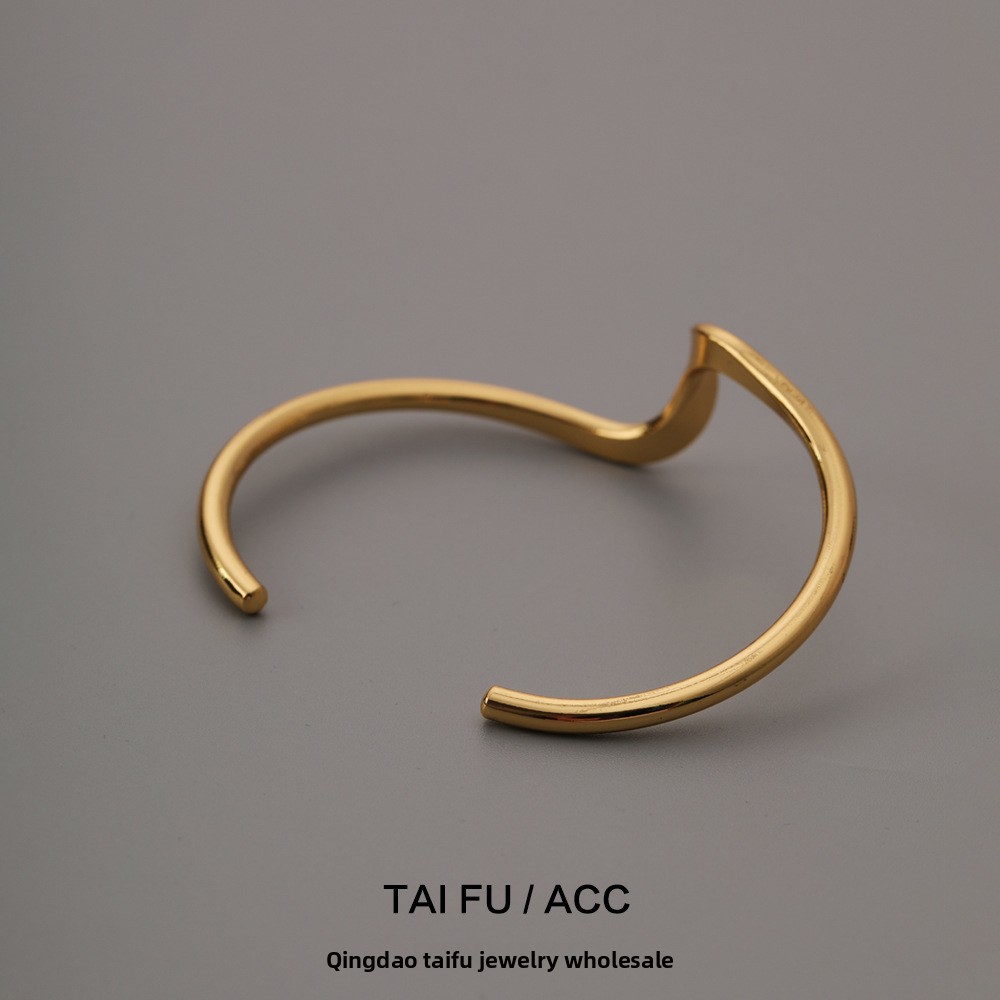 Elegant Minimalist Wave Curve Open Bracelet Women's Hand Highlighting Fashionable OL Style Gold Plated Copper Jewelry