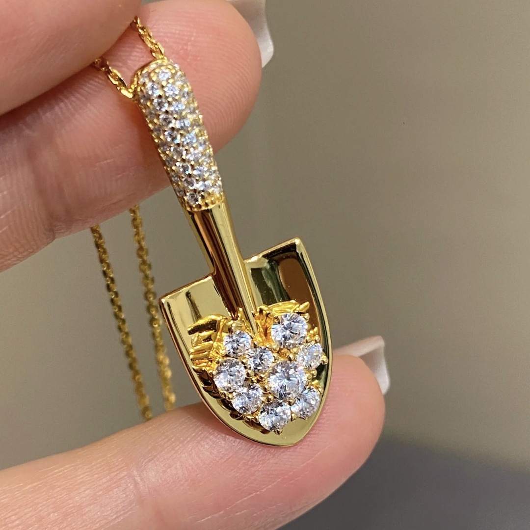Vintage Gold Geometric Pattern Shovel Necklace For Women Daily Wear Inlaid With Diamonds Versatile Collarbone Chain High-end Fashion Jewelry