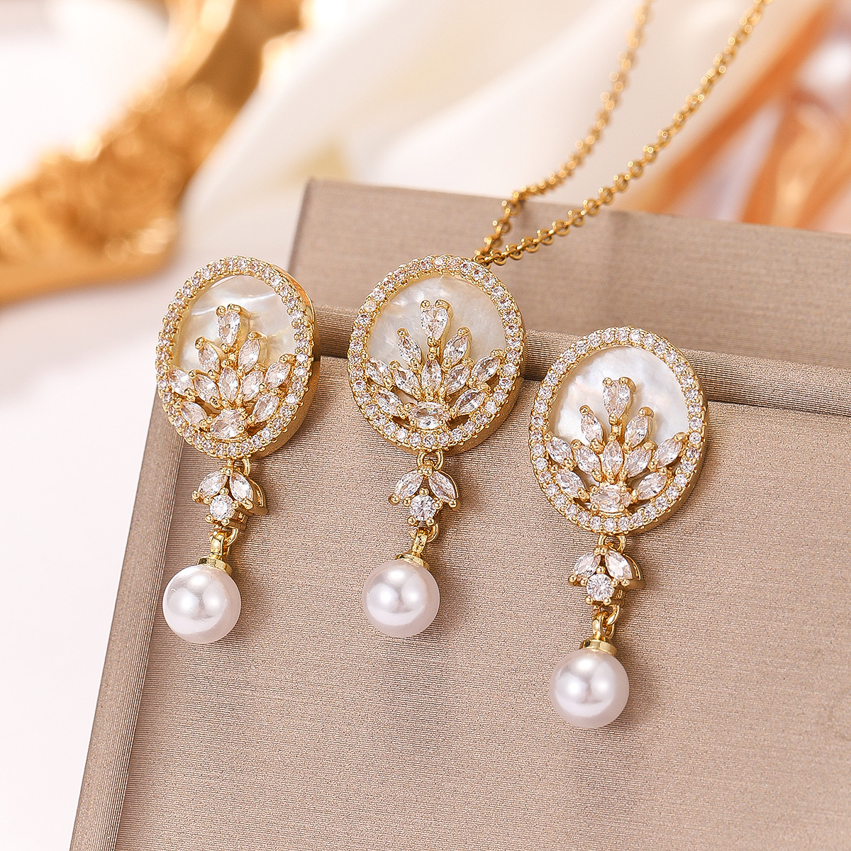 Elegant Copper Embedded Zircon Necklace And Earring Shell Set For Women Fashionable Lockbone Chain Design Jewelry Kit