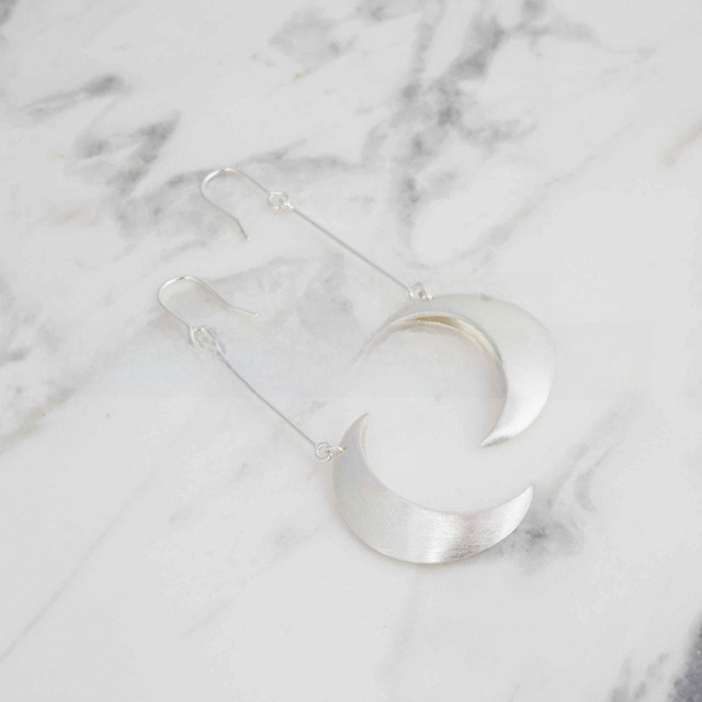 Niche Design Sense  Trendy Internet Celebrity Simple Elegant New Arrival Crescent Earrings Ear Hook Women's Cold Style Earrings