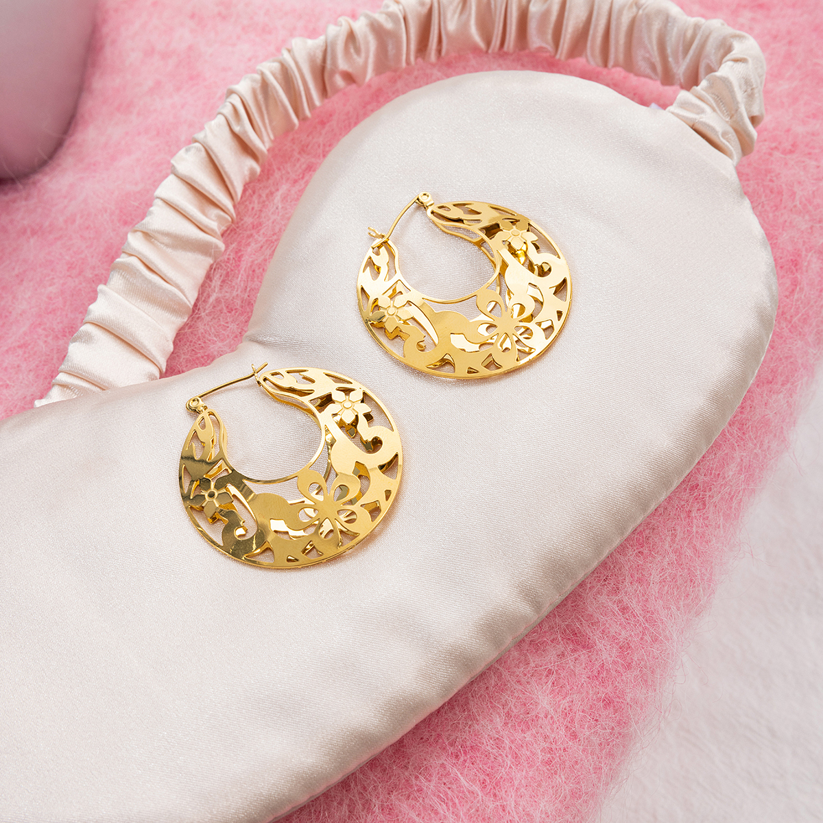 Women's Style - Vintage Style / 18K Gold Stainless Steel / Medieval Style Floral Lace Hollow U-Shaped French High-End Earrings Pair