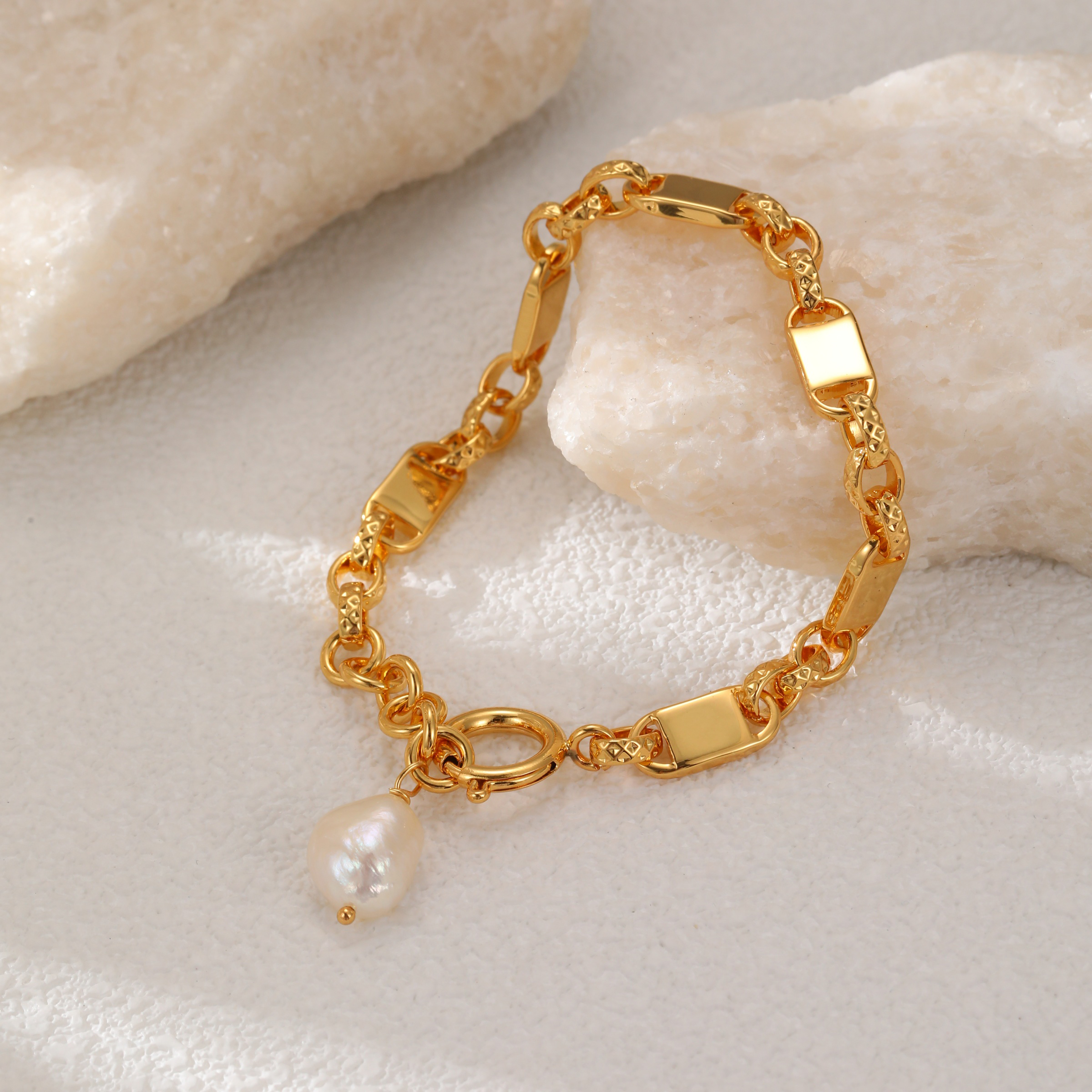 Classic Fashionable Versatile Luxury 18K Gold Plated Natural Freshwater Pearl Bracelet Geometric Pattern Copper Jewelry Accessory
