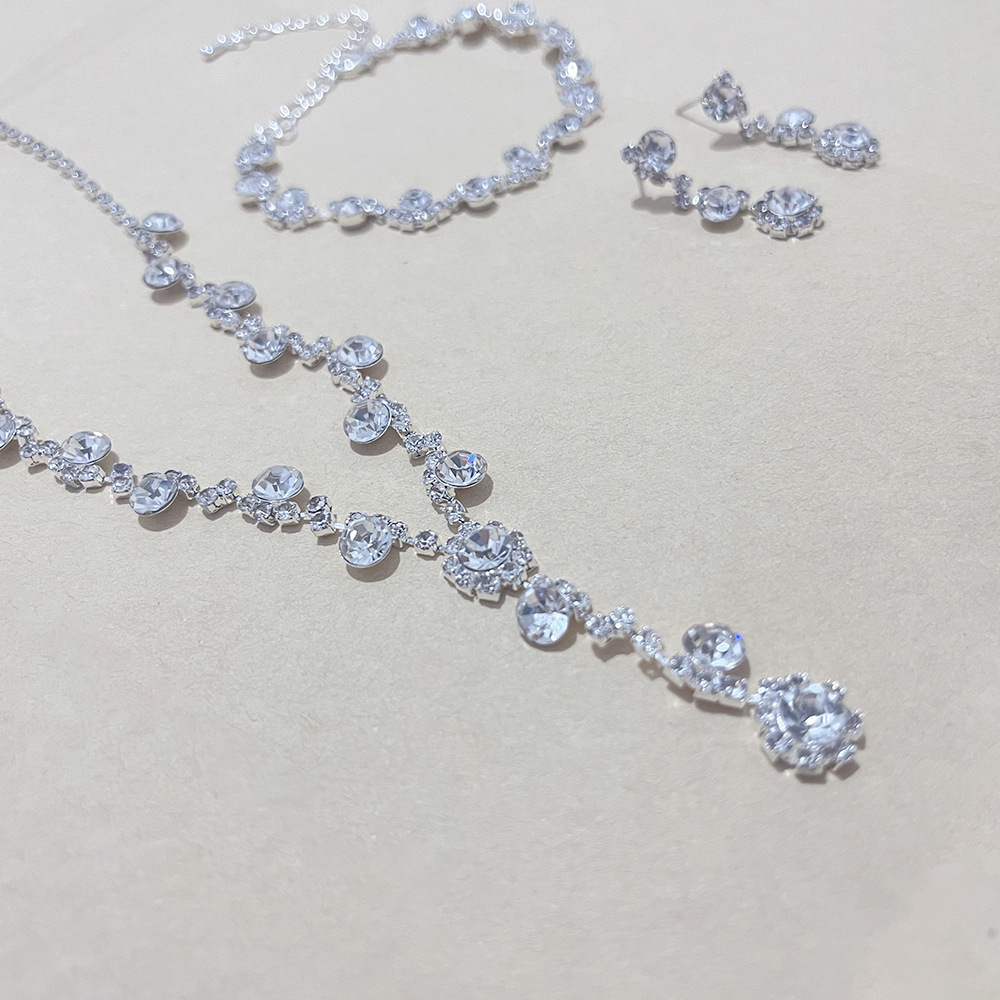 Fashionable  Diamond Floral Tassel Necklace Set Bridal Three-Piece Jewelry Set Elegant Silver Plated Accessories