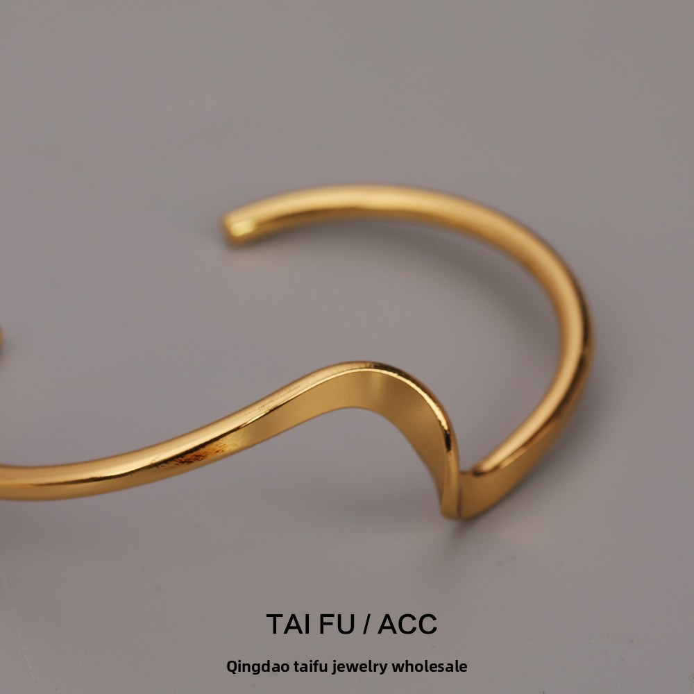 Elegant Minimalist Wave Curve Open Bracelet Women's Hand Highlighting Fashionable OL Style Gold Plated Copper Jewelry