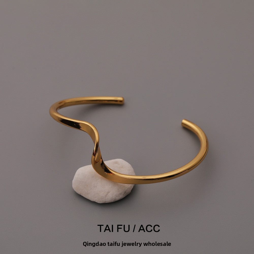 Elegant Minimalist Wave Curve Open Bracelet Women's Hand Highlighting Fashionable OL Style Gold Plated Copper Jewelry