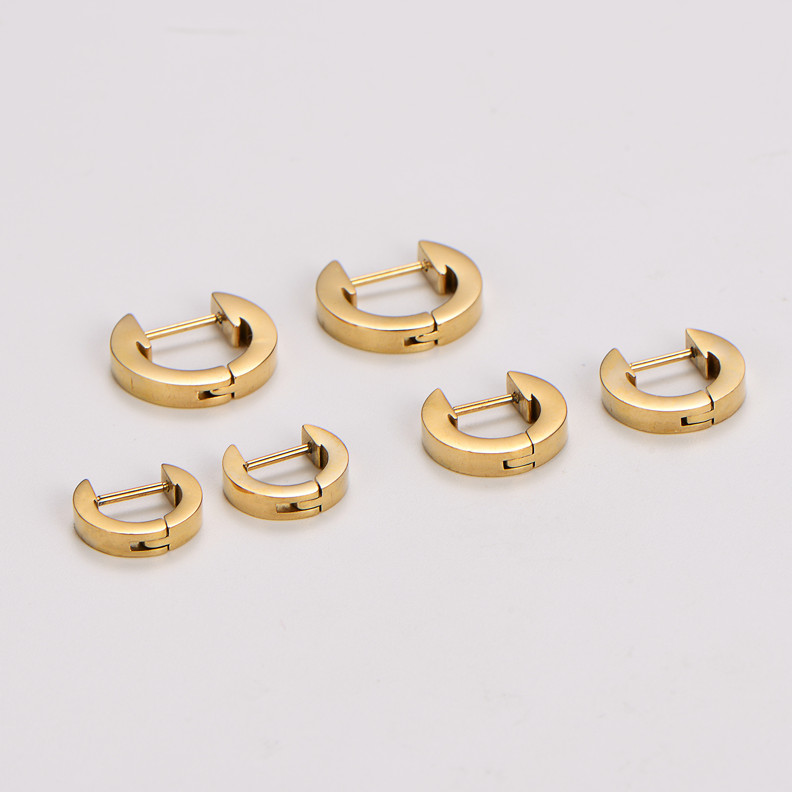 AML Simple South American/African Style Closed Ear Clip Wire Diameter 3mm Glossy Classic Earrings