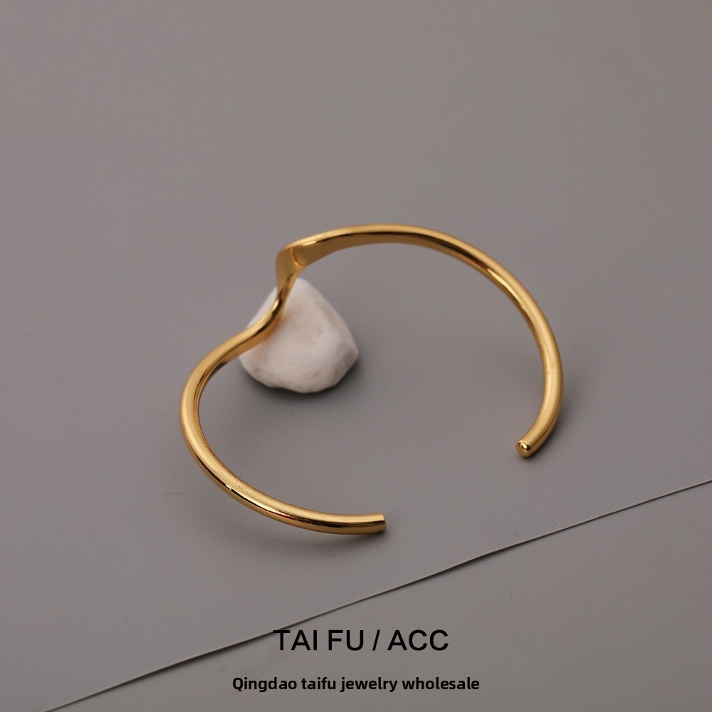Elegant Minimalist Wave Curve Open Bracelet Women's Hand Highlighting Fashionable OL Style Gold Plated Copper Jewelry