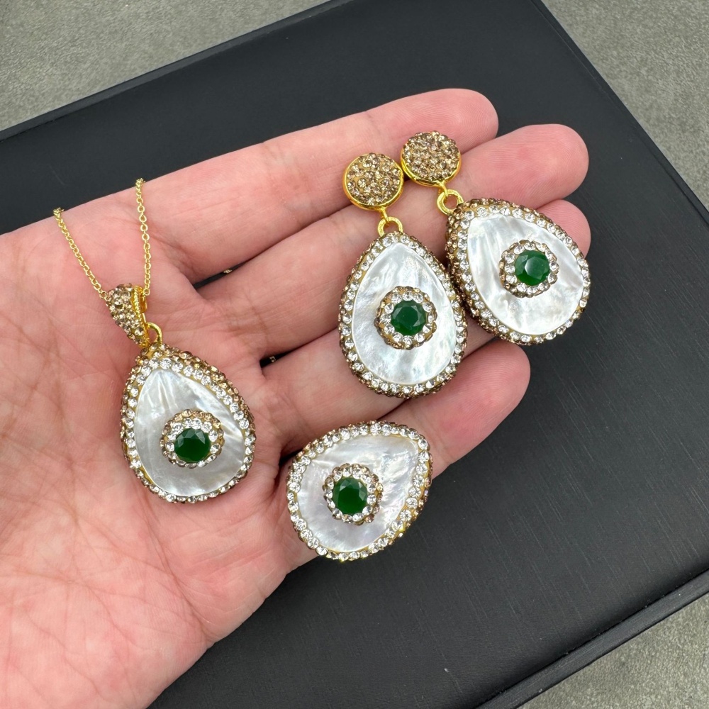 Natural Freshwater Pearl Shell Embedded Jade Three-piece Set Czech Diamond Luxury Style High-end Feelings Jewelry Accessories