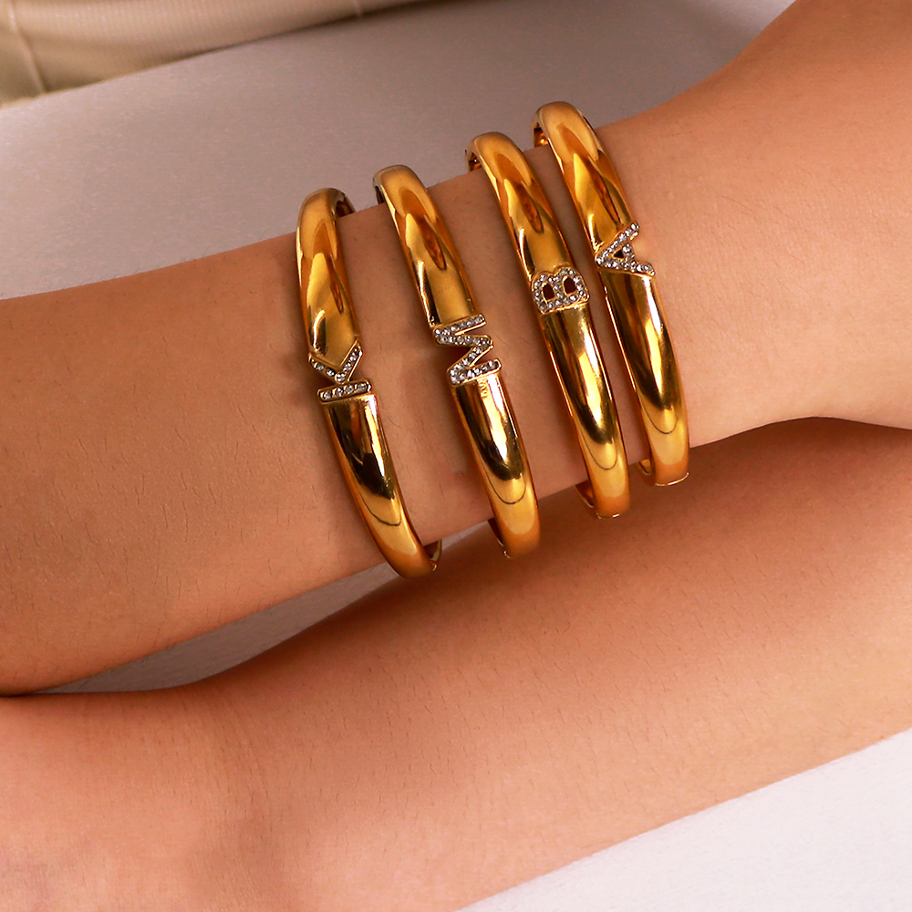 304 Stainless Steel Letter PVD Coated Rhinestones 18K Gold 18K Real Gold Plated Real Gold Plated Vintage Style Simple Style Classic Style Waterproof Non Tarnish Inlay Gold Bangle