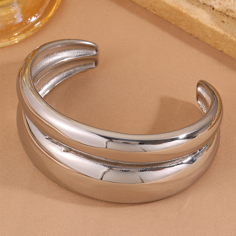 1pcs - Double Color Light Side Stacked Wide Bracelet Set!The Design Is Eye-catching And Classic, With A Metallic Smooth Texture And Gold-silver Contrasting Colors, Showcasing Ingenuity And Elegant Luxury Charm - Paired With Stainless Steel Material