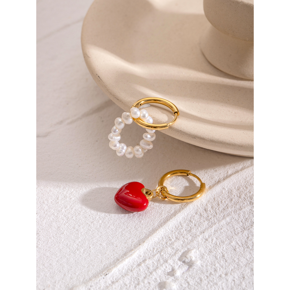 1 Pair Simple Style Classic Style Heart Shape Asymmetrical Enamel Pearl 304 Stainless Steel PVD Coated 18K Real Gold Plated Women's Red Charm Sleeper Hoop Earrings Drop Earrings