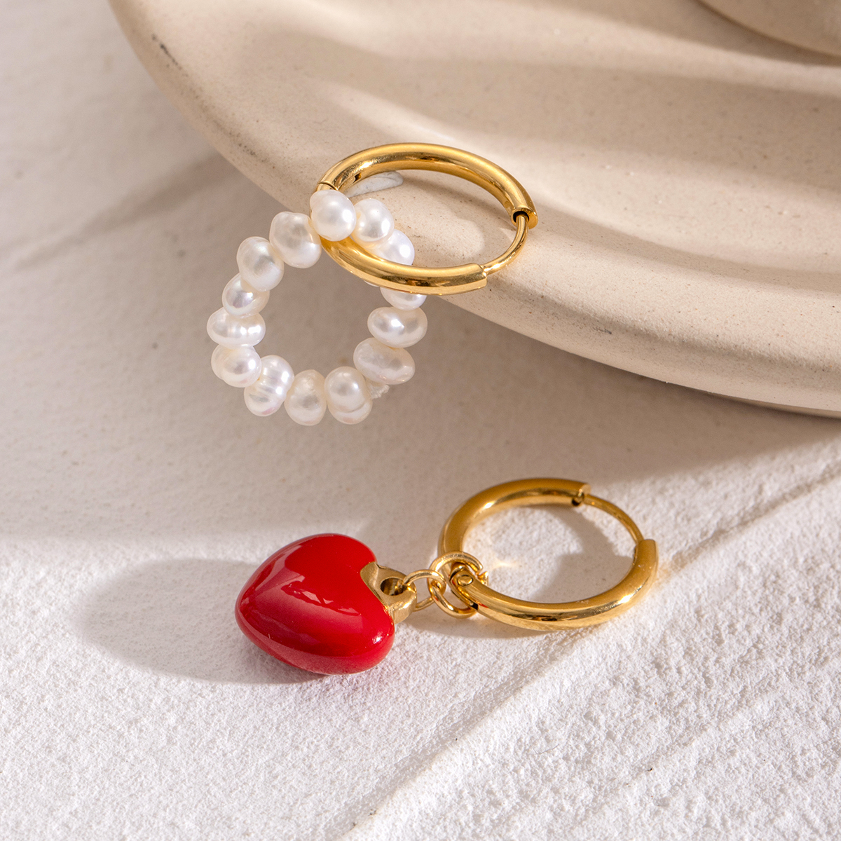 1 Pair Simple Style Classic Style Heart Shape Asymmetrical Enamel Pearl 304 Stainless Steel PVD Coated 18K Real Gold Plated Women's Red Charm Sleeper Hoop Earrings Drop Earrings