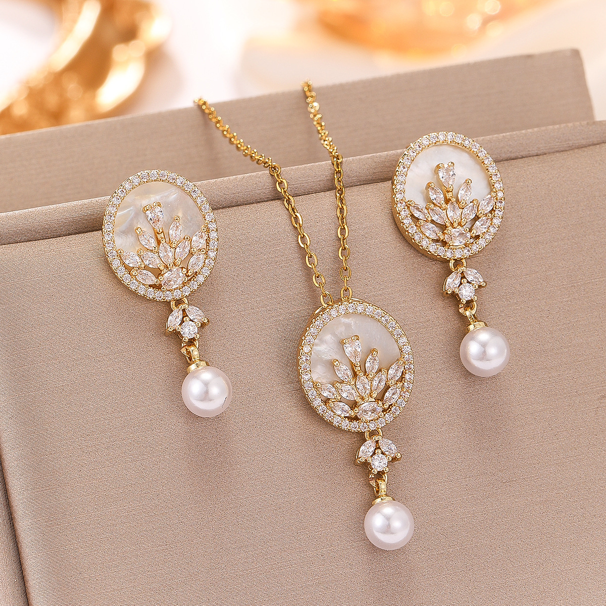Elegant Copper Embedded Zircon Necklace And Earring Shell Set For Women Fashionable Lockbone Chain Design Jewelry Kit