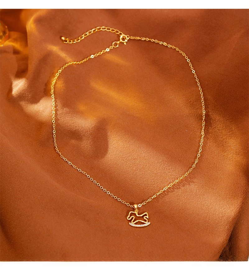 Elegant Rotating Horse Necklace With Ultra Mountain Zirconia Fashionable Design Dainty Holed Chain For Women Geometric Pattern