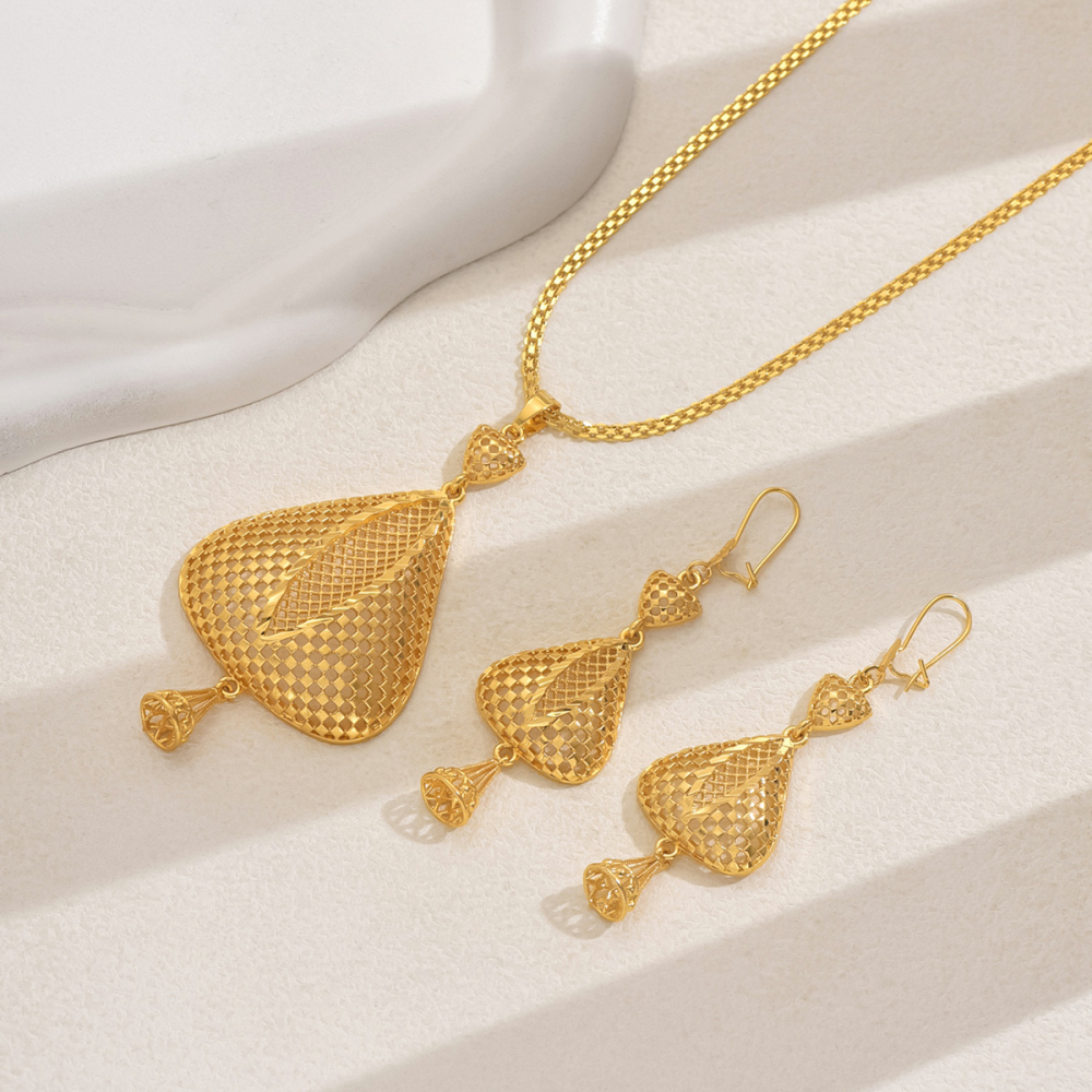 Three-piece Set Retro Elegant Hollow Geometric Exaggerated Pendant Necklace Earrings Jewelry Set Suitable For Women's Banquet Wedding Wear