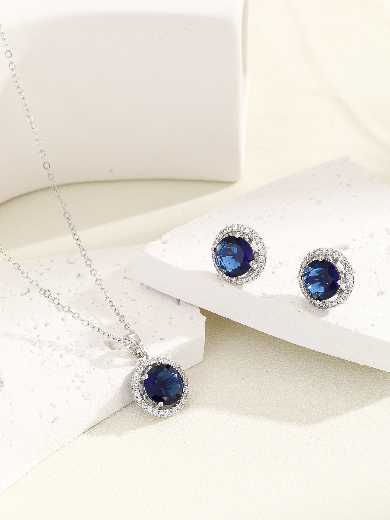 Elegant European Style Necklace Women's Super Shiny Zircon Fashionable Minimalist Design Luxury Jewelry Set