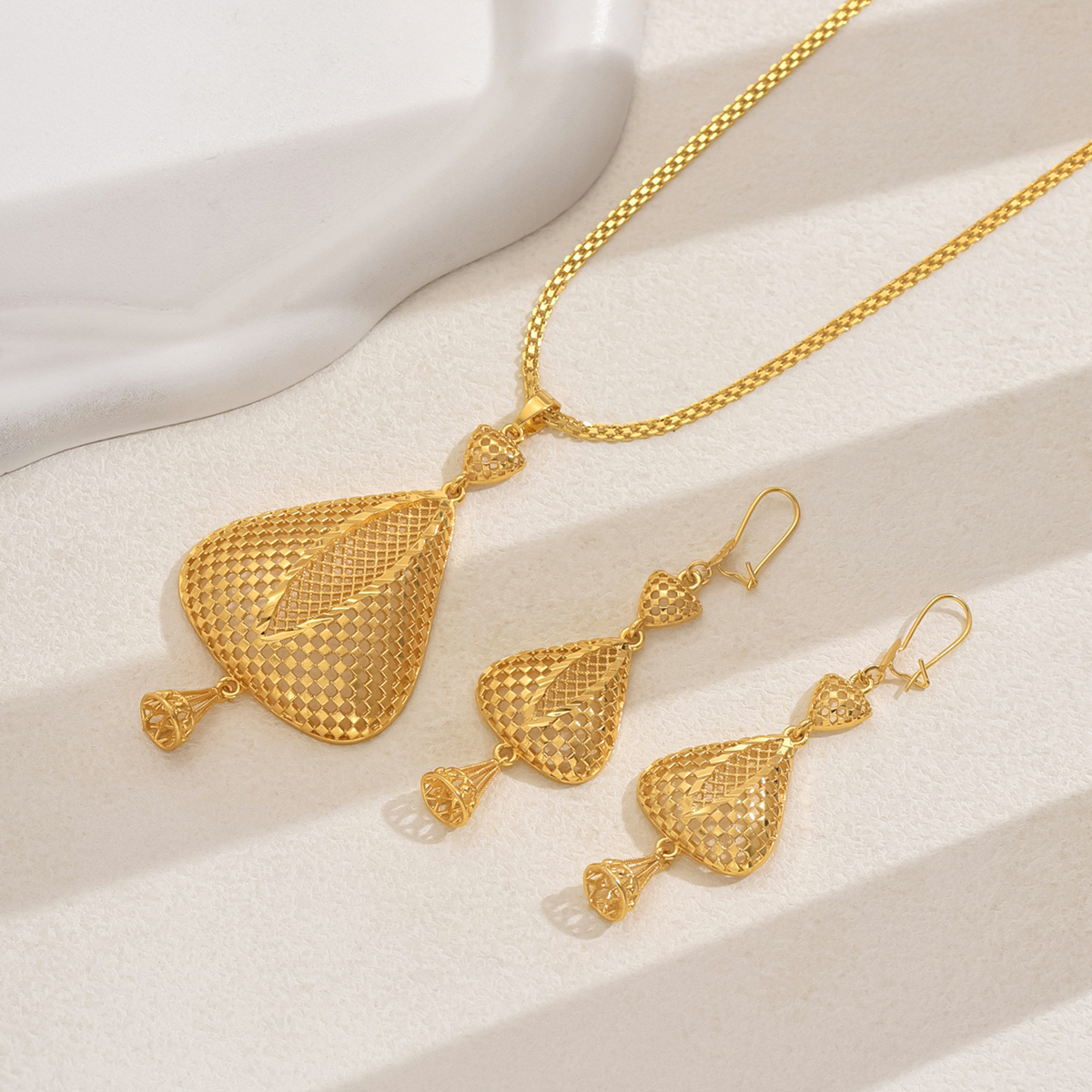 Three-piece Set Retro Elegant Hollow Geometric Exaggerated Pendant Necklace Earrings Jewelry Set Suitable For Women's Banquet Wedding Wear