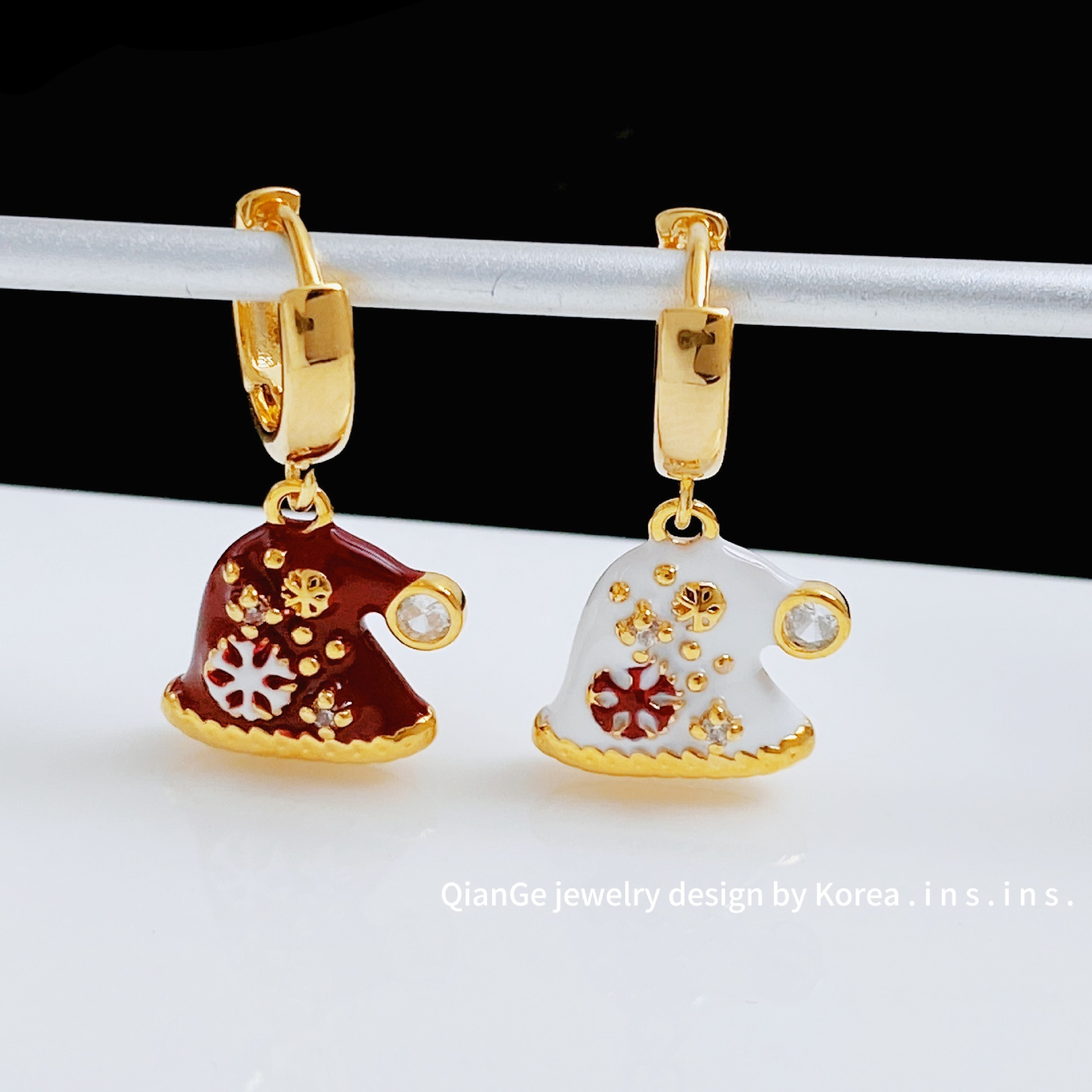 Asymmetric Christmas Hat Earrings Enamel Drip Color Collision Sweet Atmosphere Design New Autumn Winter Women's Jewelry
