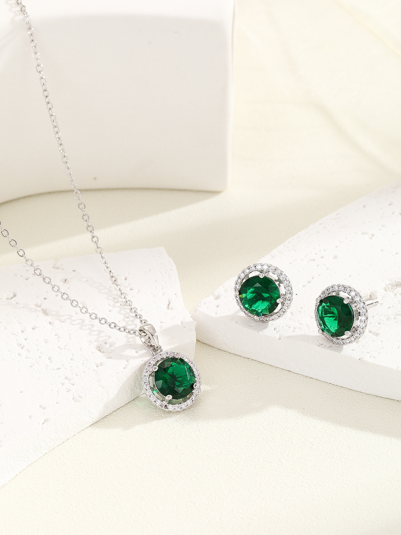 Elegant European Style Necklace Women's Super Shiny Zircon Fashionable Minimalist Design Luxury Jewelry Set