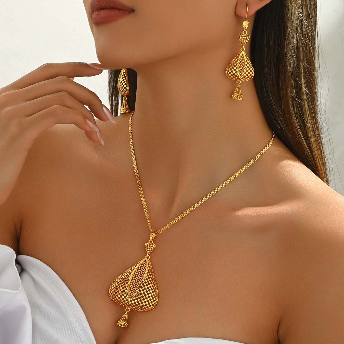Three-piece Set Retro Elegant Hollow Geometric Exaggerated Pendant Necklace Earrings Jewelry Set Suitable For Women's Banquet Wedding Wear