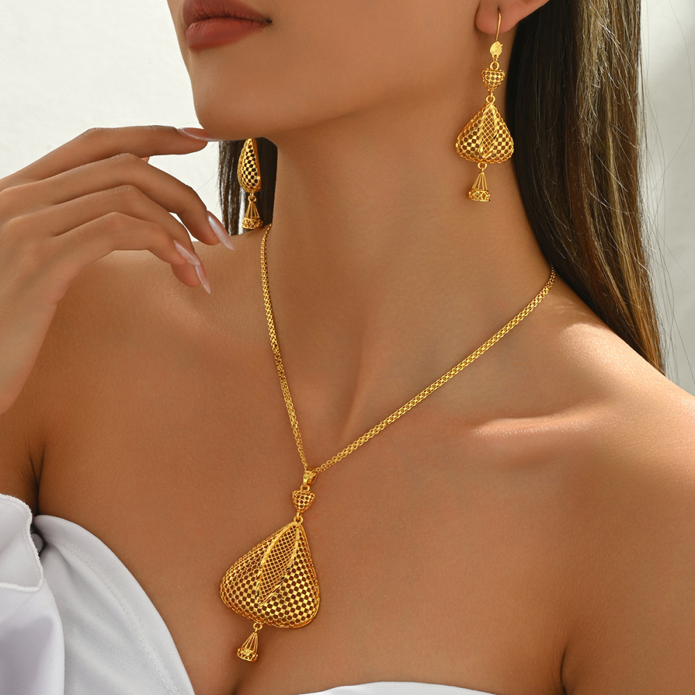 Three-piece Set Retro Elegant Hollow Geometric Exaggerated Pendant Necklace Earrings Jewelry Set Suitable For Women's Banquet Wedding Wear