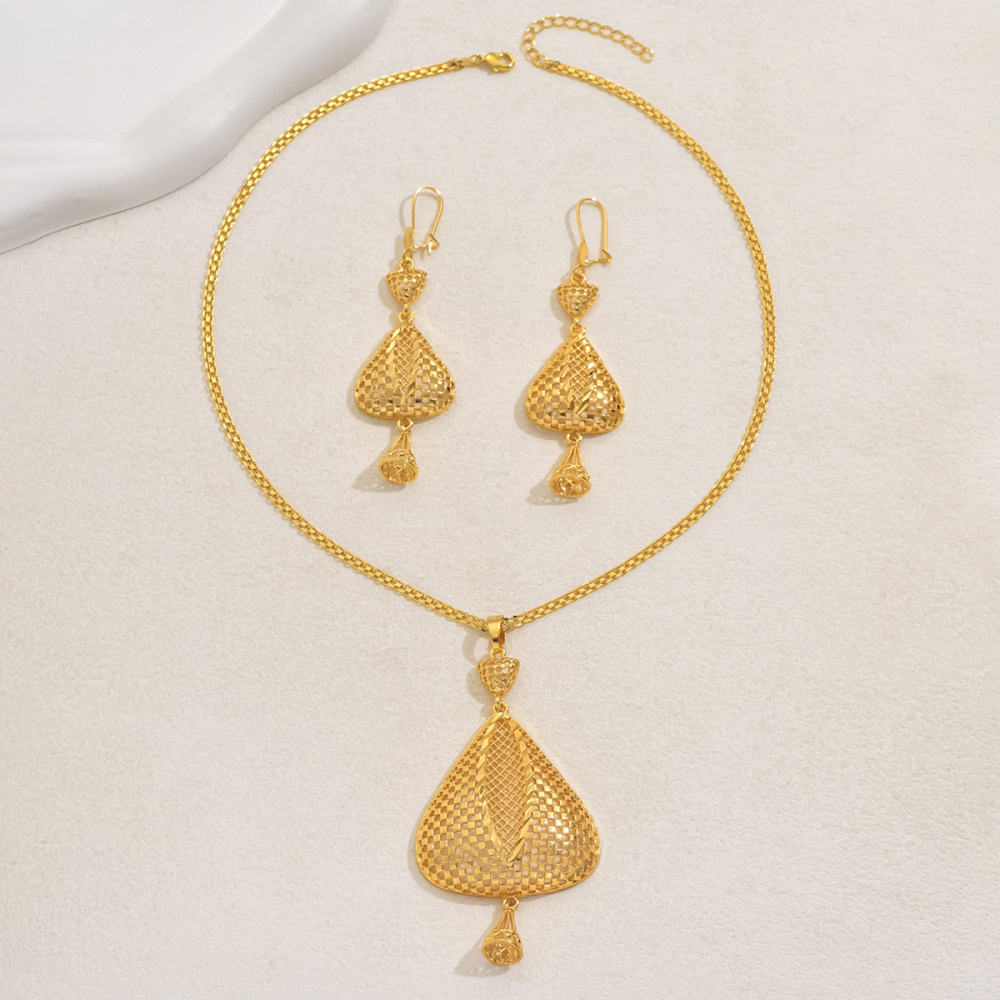 Three-piece Set Retro Elegant Hollow Geometric Exaggerated Pendant Necklace Earrings Jewelry Set Suitable For Women's Banquet Wedding Wear