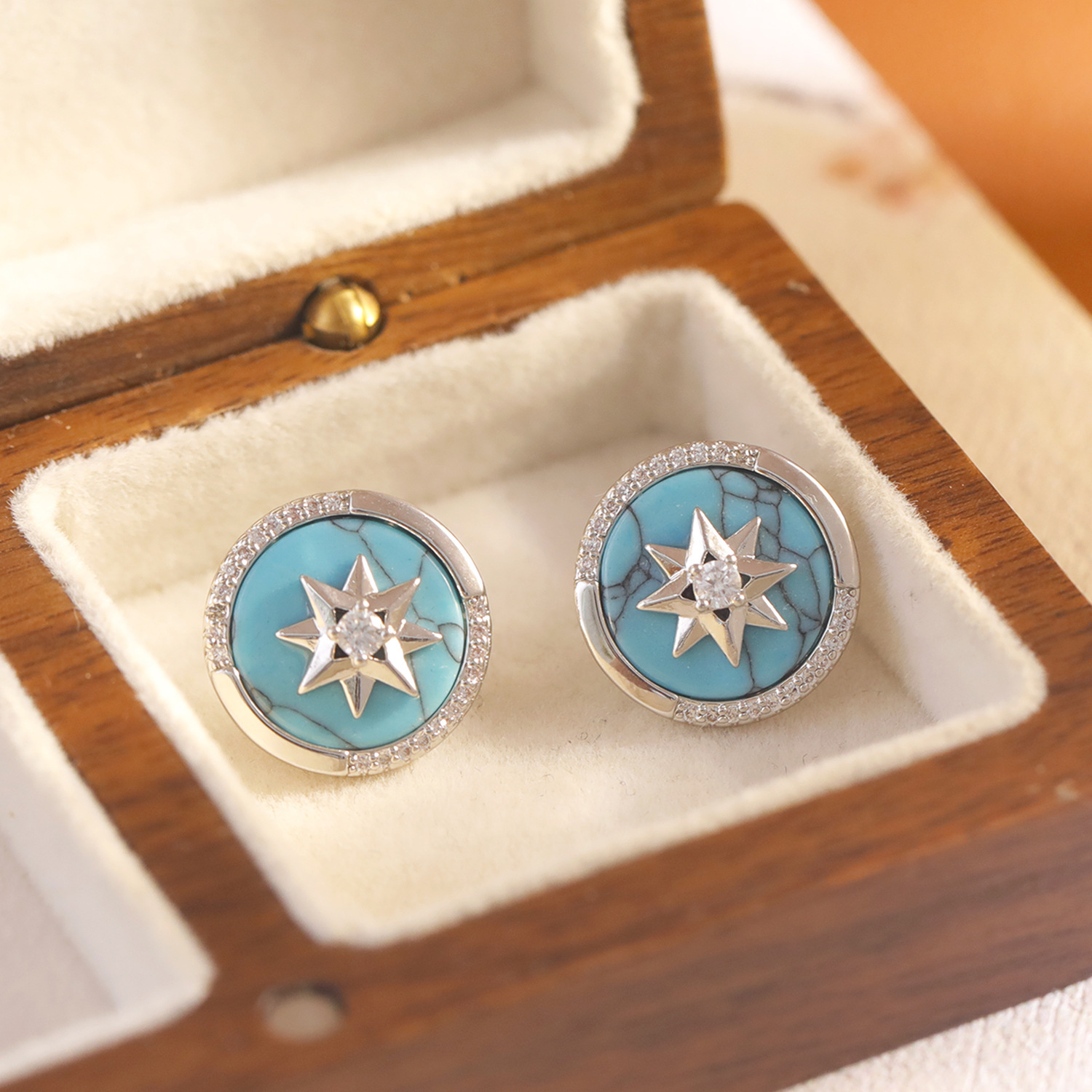 Retro Hong Kong Style Hepburn Turquoise Diamond Embedded Earrings Unique Design Sensation Luxury Fashion Trend New Arrival