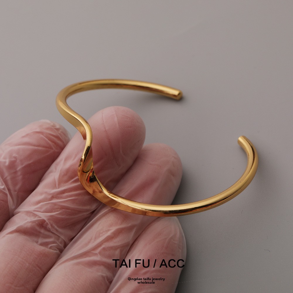 Elegant Minimalist Wave Curve Open Bracelet Women's Hand Highlighting Fashionable OL Style Gold Plated Copper Jewelry