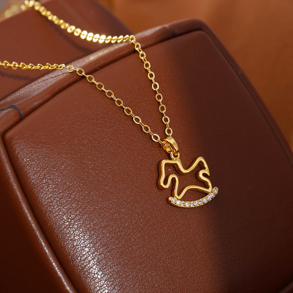 Elegant Rotating Horse Necklace With Ultra Mountain Zirconia Fashionable Design Dainty Holed Chain For Women Geometric Pattern