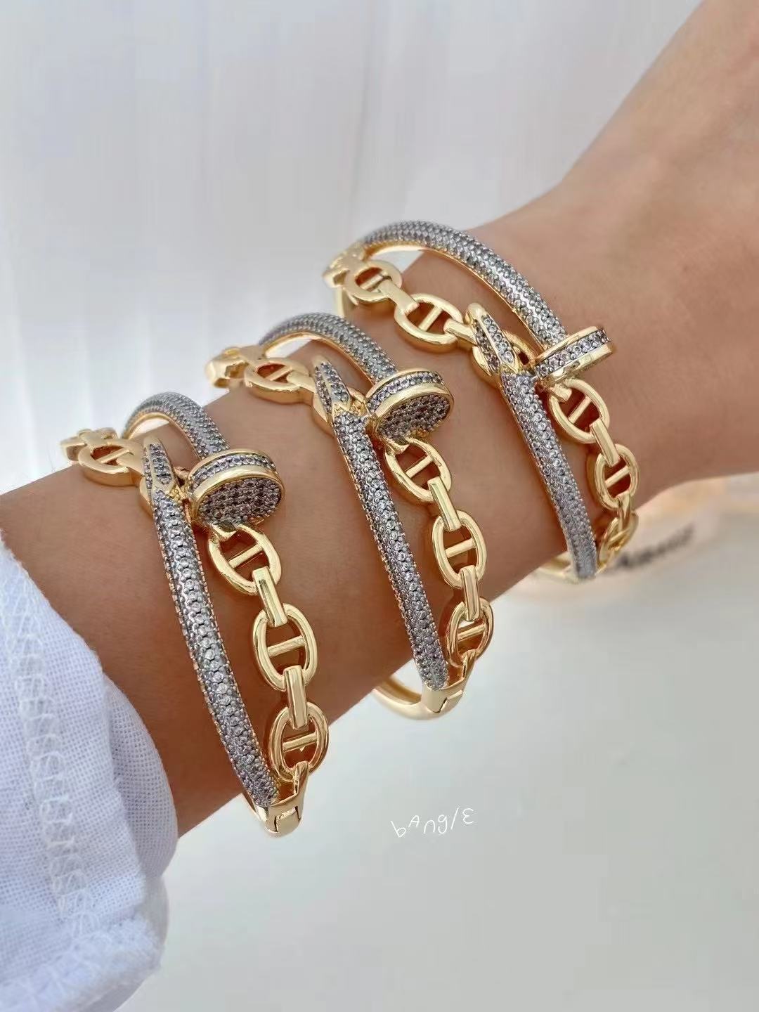 Wholesale Jewelry Retro Classic Style Nail Copper Zircon 18K Gold Plated Bangle