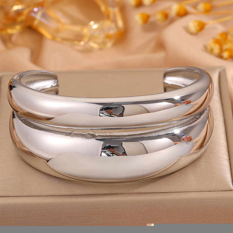 1pcs - Double Color Light Side Stacked Wide Bracelet Set!The Design Is Eye-catching And Classic, With A Metallic Smooth Texture And Gold-silver Contrasting Colors, Showcasing Ingenuity And Elegant Luxury Charm - Paired With Stainless Steel Material