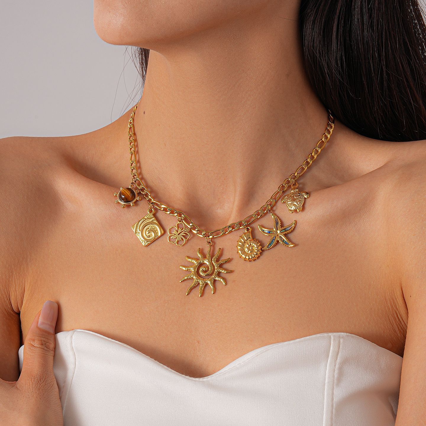 Fashionable Stainless Steel Sun Pendant Necklace Women's Versatile Light Luxury Geometric Pattern Electroplated Jewelry Accessory