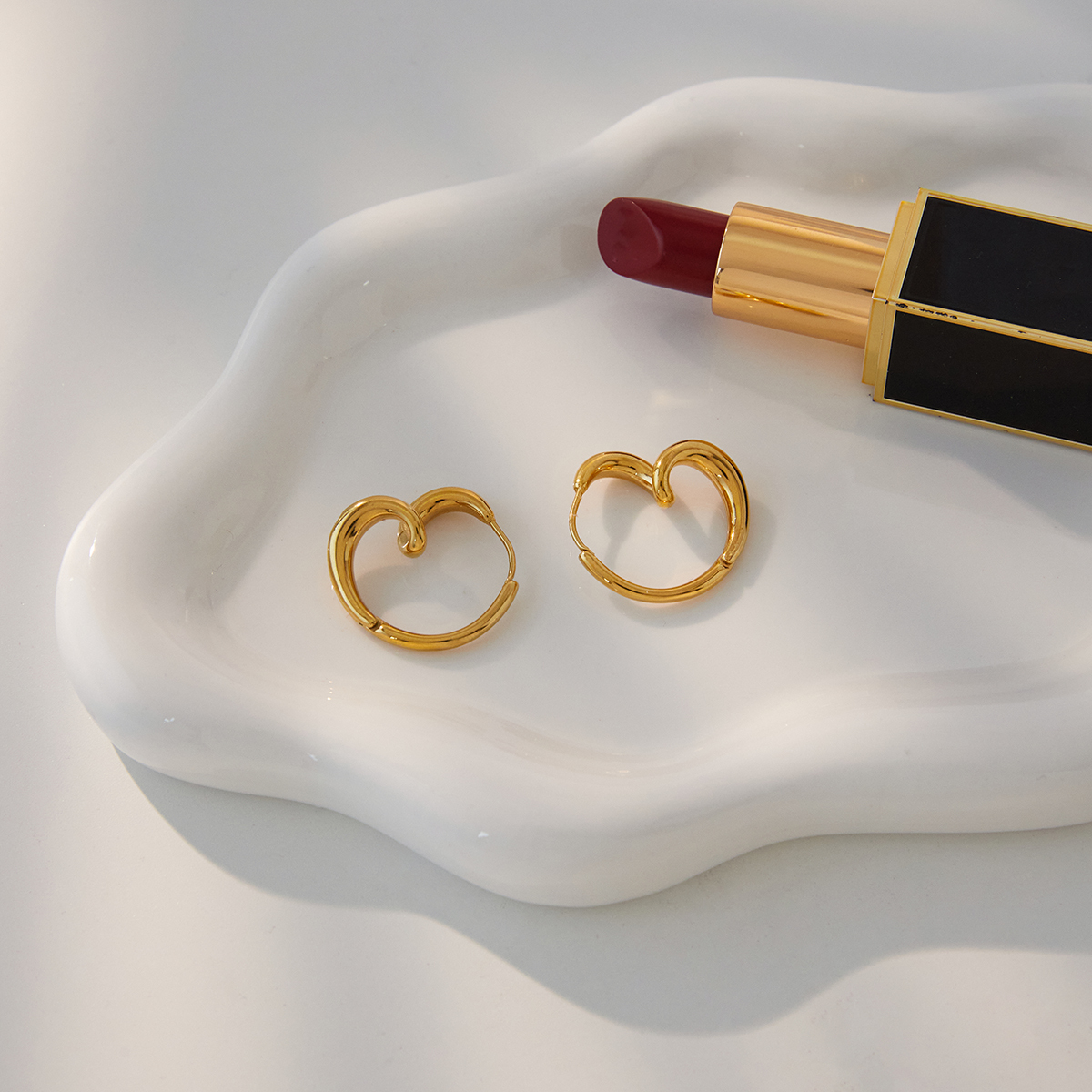 Women's Classic Style 18K Gold 304 Stainless Steel Linear Wrapped Heart Earrings Pair 18K Real Gold Vacuum Electroplating (In Furnace) Geometric Asymmetric Waterproof Non-Fading Earrings For Women Christmas