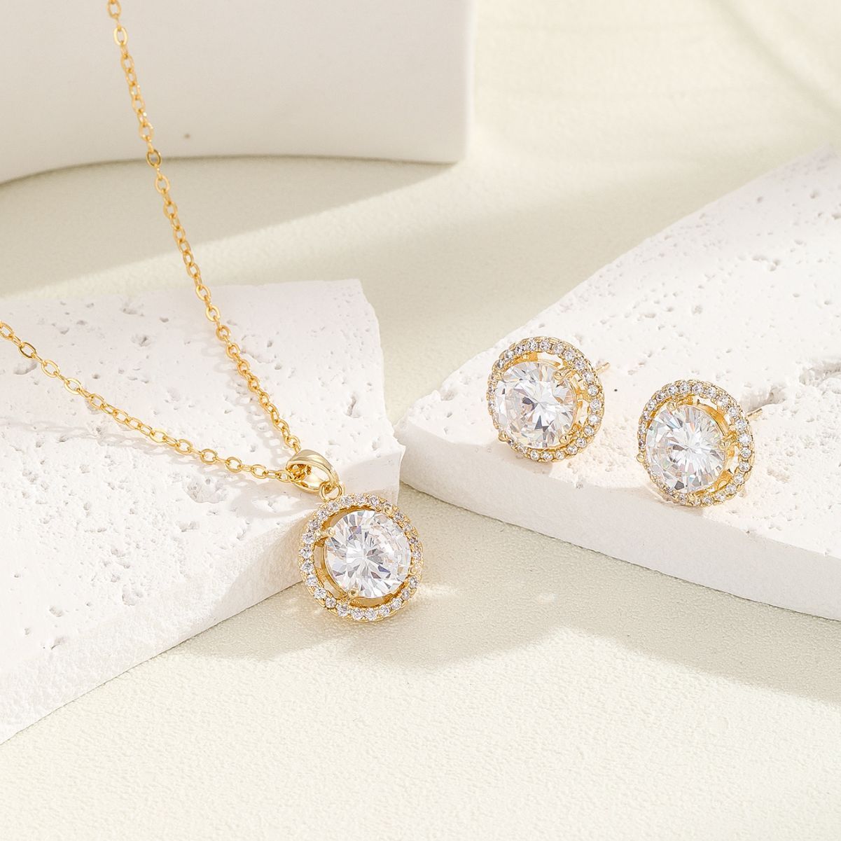Elegant European Style Necklace Women's Super Shiny Zircon Fashionable Minimalist Design Luxury Jewelry Set
